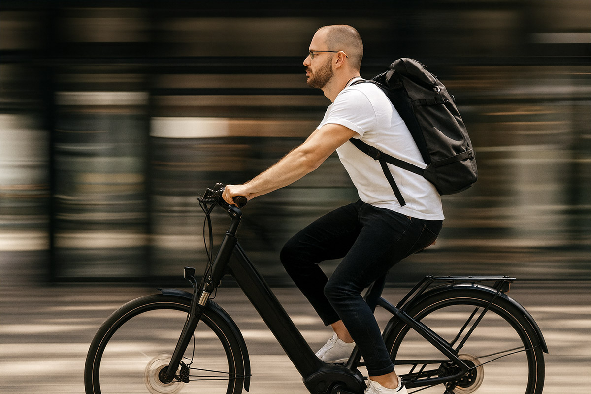 E-Bike-Fahrer in der Stadt ist zügig unterwegs