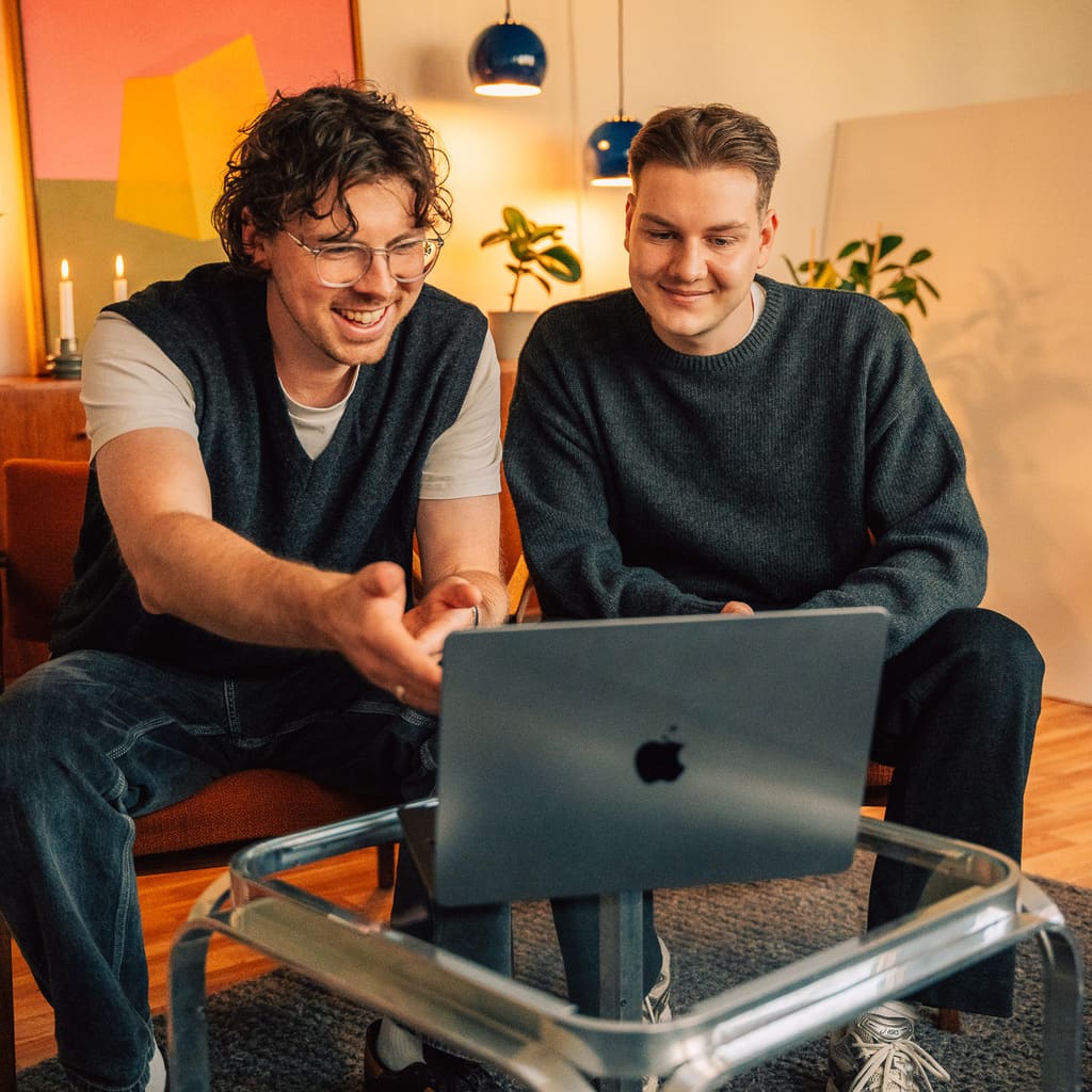 Die Gründer Jacob und Florian vor dem Laptop