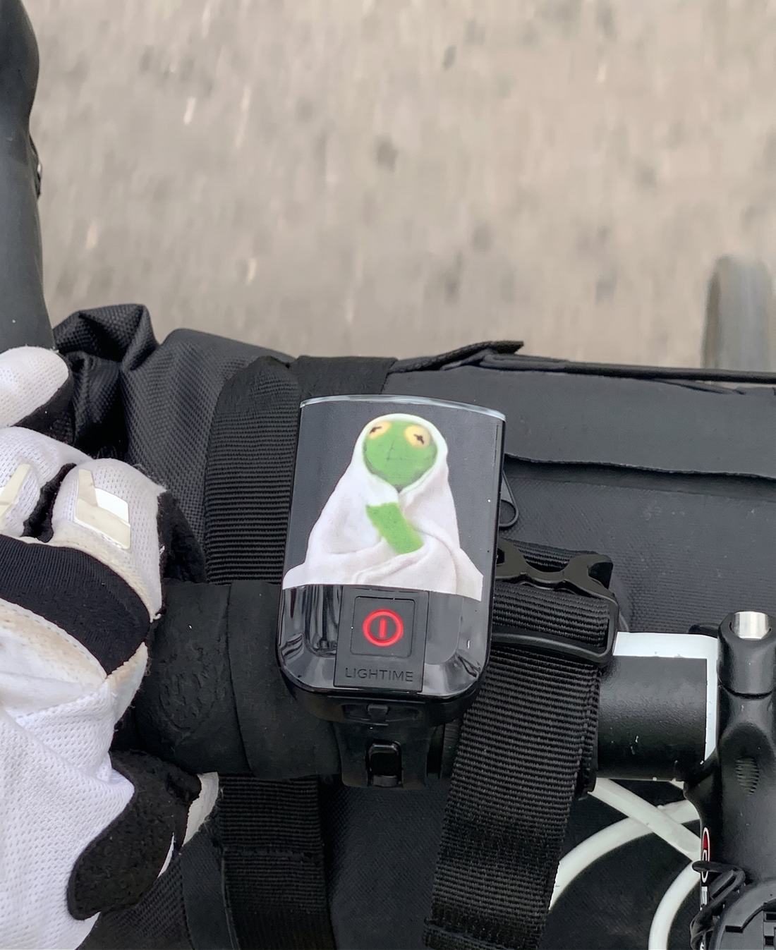 Kermit-der-Frosch-Sticker auf dem Fahrradlicht