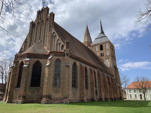 Backstein-Klosterkirche mit zwei Türmen – Rastplatz mit Kuchen