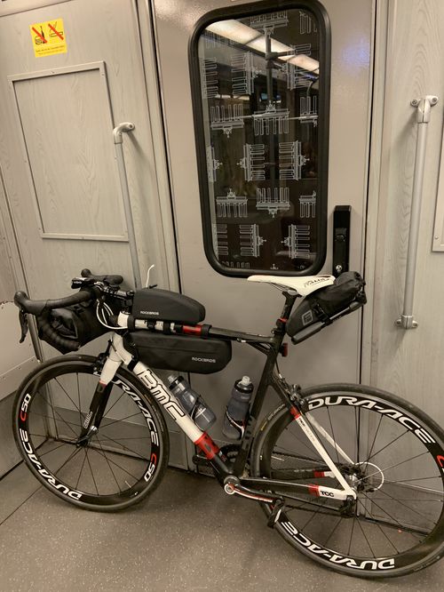Rennrad angelehnt in der S-Bahn, im Fenster die Brandenburger-Tor-Gravur