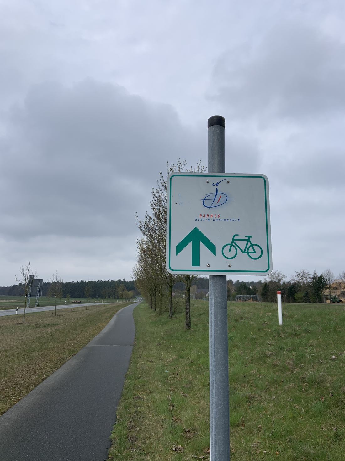 Wegweiser „Radweg Berlin–Kopenhagen“