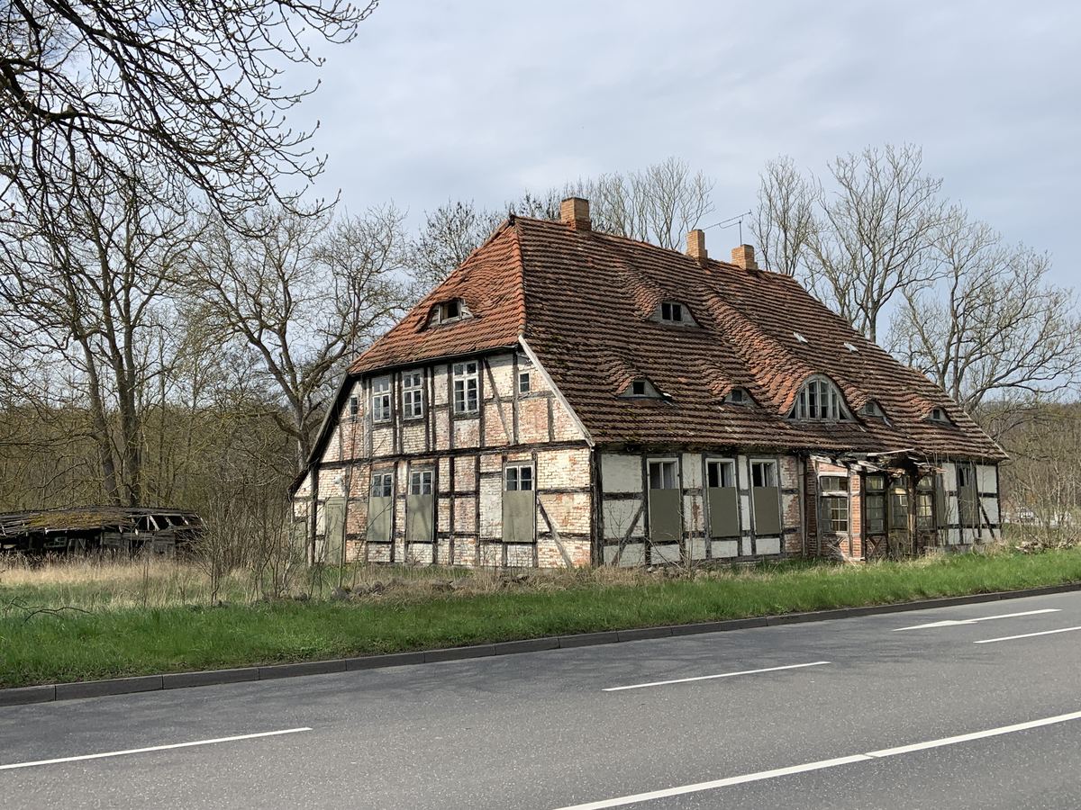 Altes, verwittertes Fachwerkhaus am Straßenrand in Mecklenburg