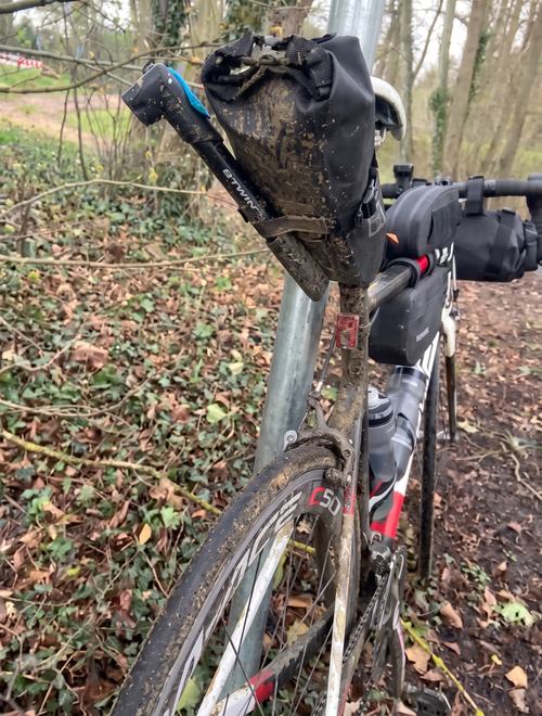 Verschlammtes Rennrad nach der aufgeweichten Baustellen-Abkürzung