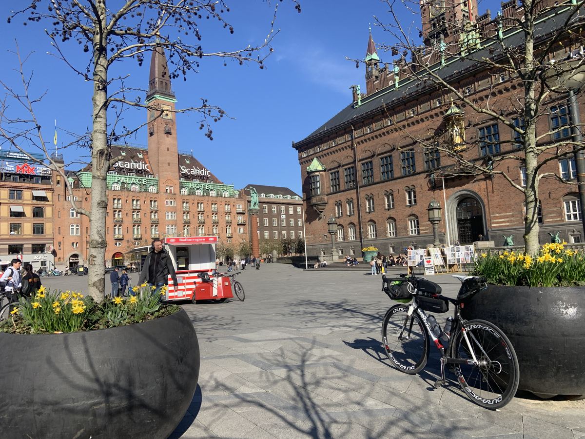 Rathausplatz Kopenhagen mit Scandic Palace Hotel im Hintergrund, Rennrad im Vordergrund