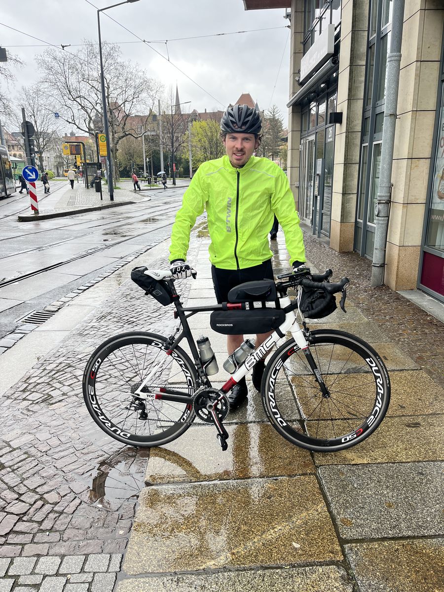 Kurze Verschnaufpause bei Regen auf dem Kopfsteinpflaster einer Kleinstadt